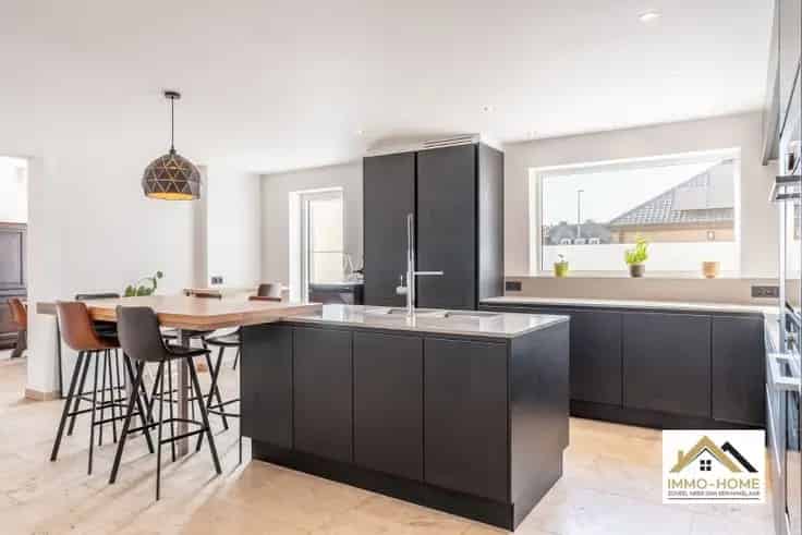 Huis Te Koop Wichelen: Gerenoveerde woning met magazijn en atelier