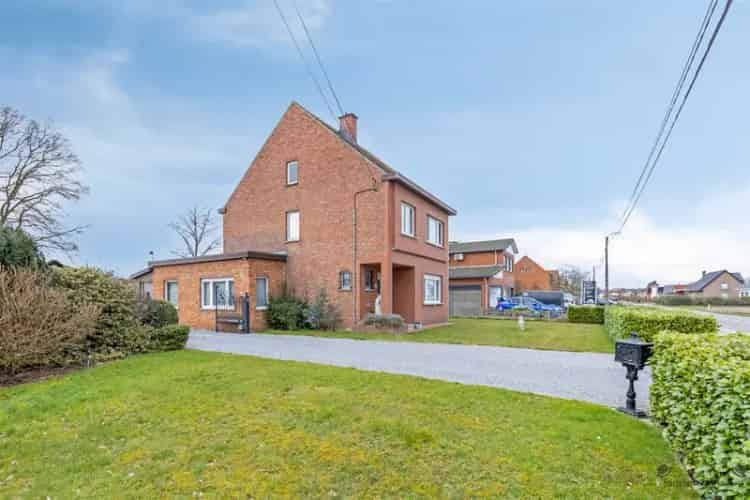 Ruime Eengezinswoning Met Extra Woonunit En 3 Garages