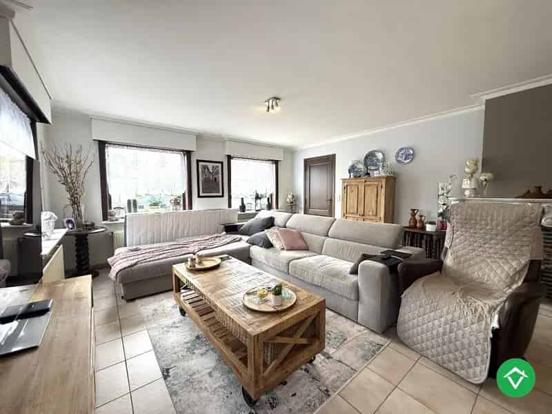 Huis te huur Roeselare: 5 slaapkamers, grote garage/loods, tuin