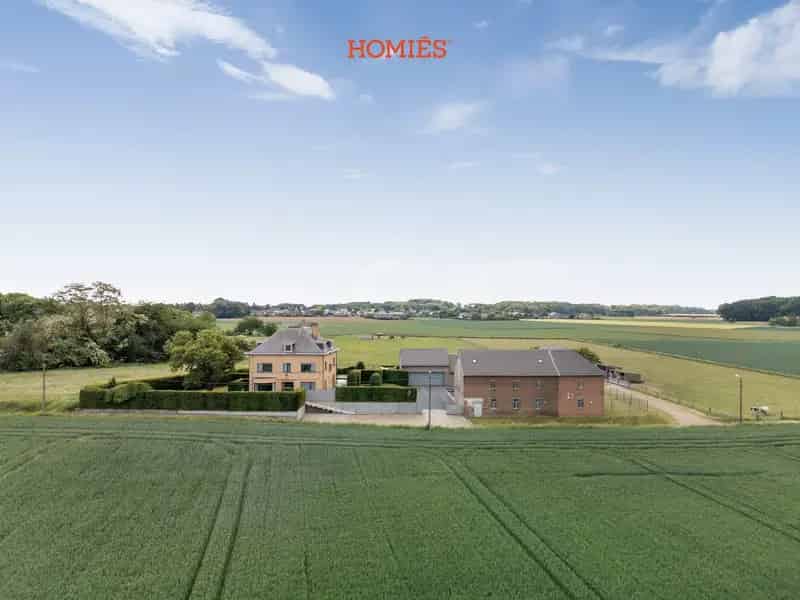 Kantoorgebouw en villa groene omgeving