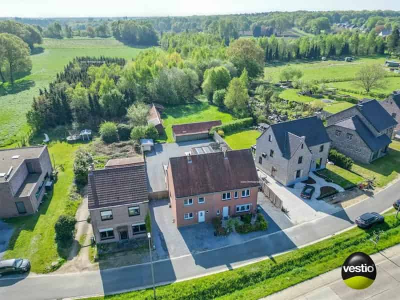 Degelijke woning met weiland te Maaseik