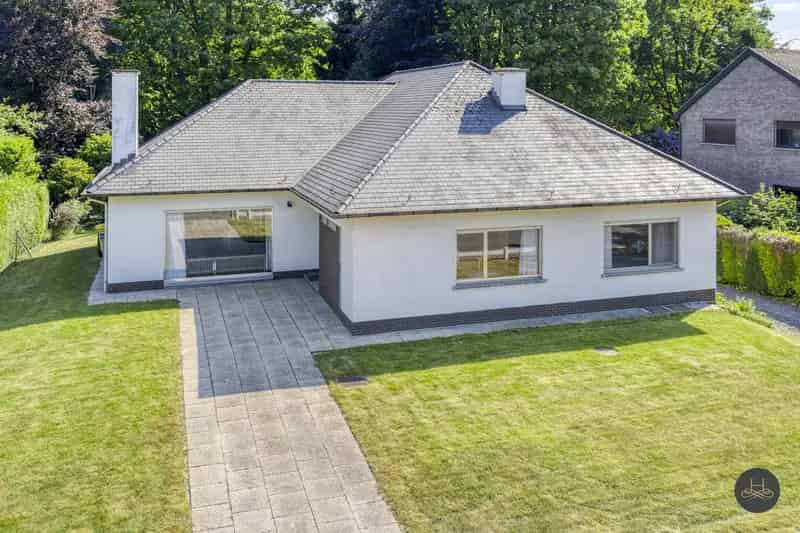 Ruime gezinswoning met grote tuin te koop