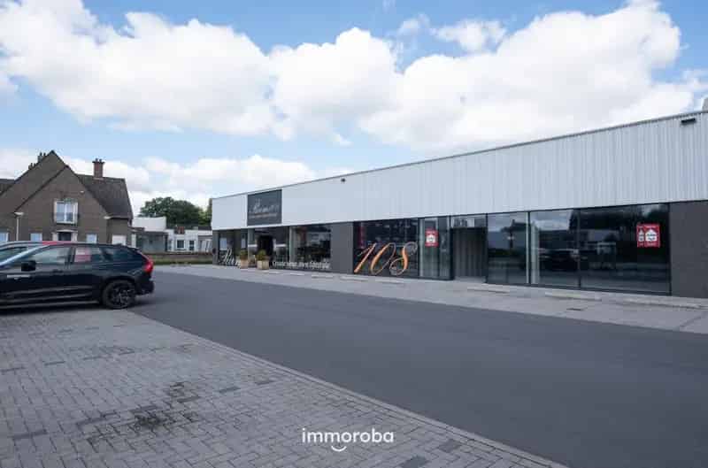 TE HUUR Nieuwbouw Commerciële Unit 473m² Modern Retailcomplex