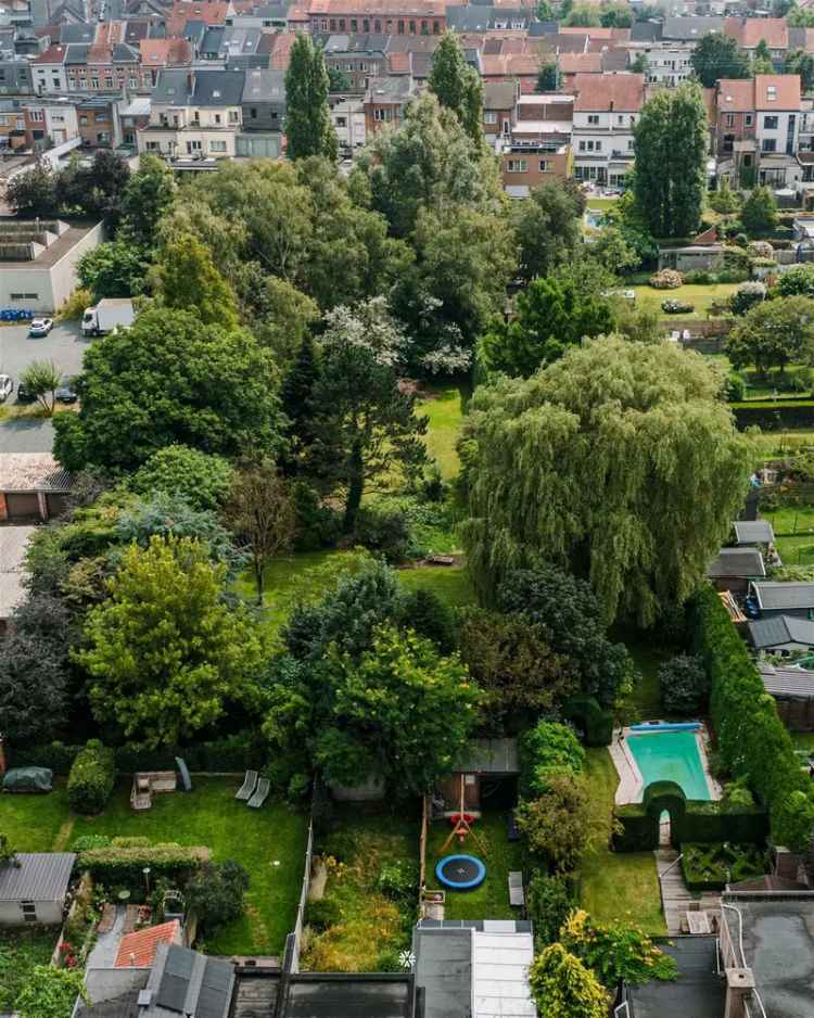 Bijzonder ruime woning met praktijkruimte en parktuin in Sint-Niklaas