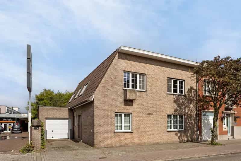 Ruime gezinswoning met magazijn en garages te Mortsel