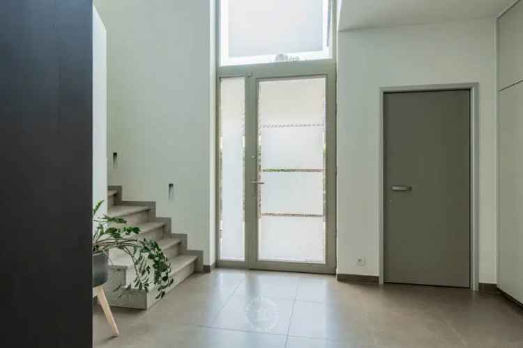 Eigentijdse Villa met Zwembad en Bouwgrond te Laarne