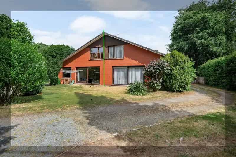 Te Koop: Charmante 4 Slaapkamer Tweekapper met Tuin