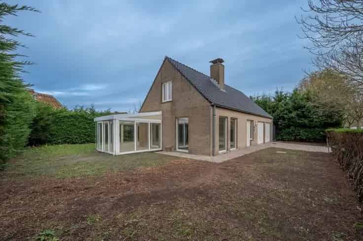 Huis Te Koop: Ruime woning met 2 slaapkamers en garage