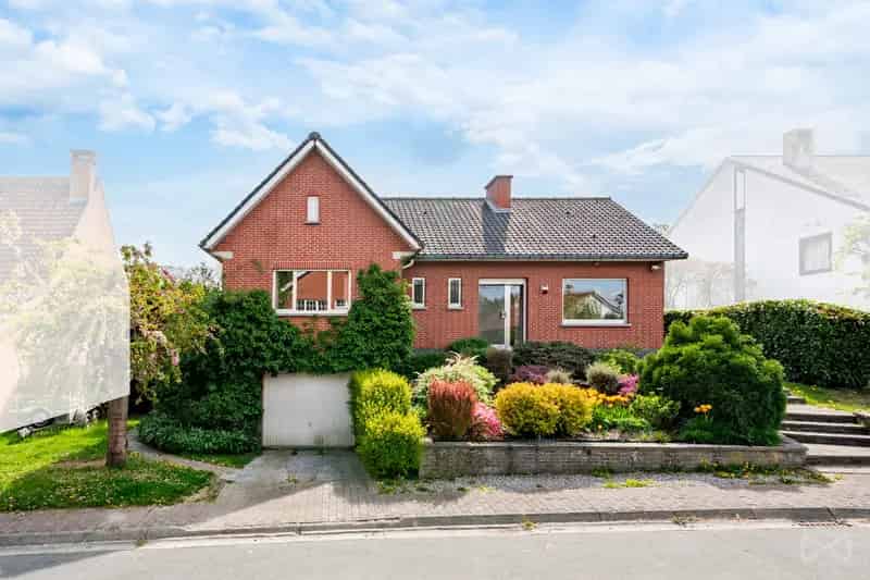 Huis te koop in rustige woonwijk 4 slaapkamers grote tuin