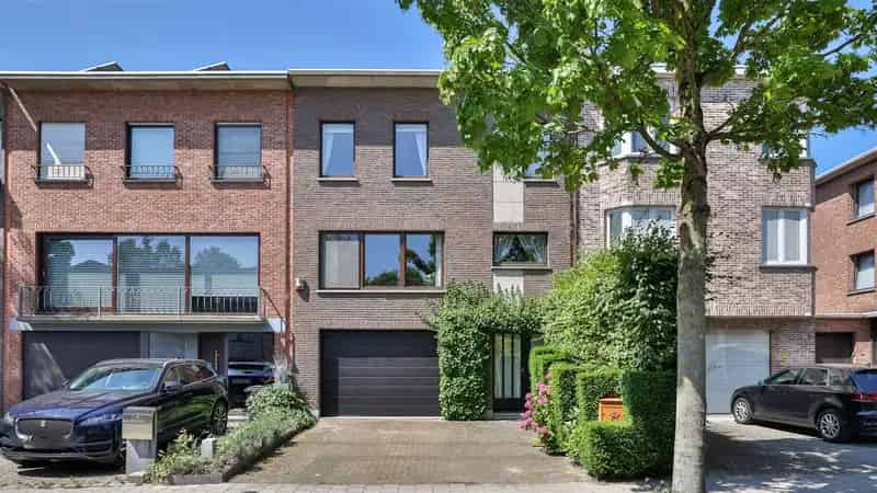 Ruime gezinswoning te Edegem 4 slaapkamers 2 badkamers
