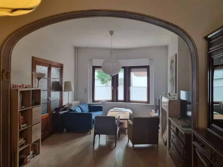 5 Slaapkamers Huis met Tuin en Kelder Te Koop
