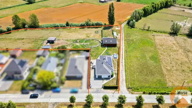 LOCHRISTI Open Bebouwing met Stal en Weides
