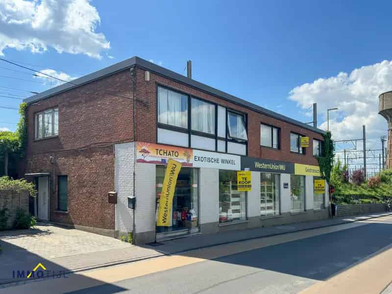 Huis te koop: Centraal gelegen handelspand met ruim appartement