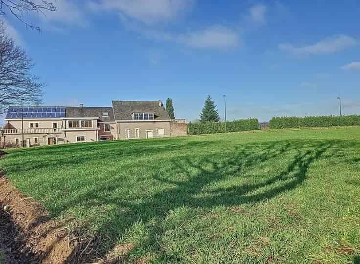 Villa te Koop Nabij Winkels en Scholen