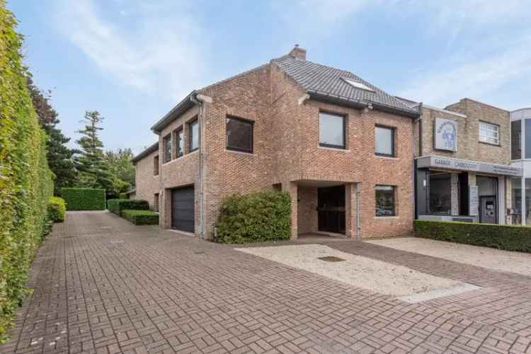 Kantoor te koop in Zulte met verhuurd appartement en garages