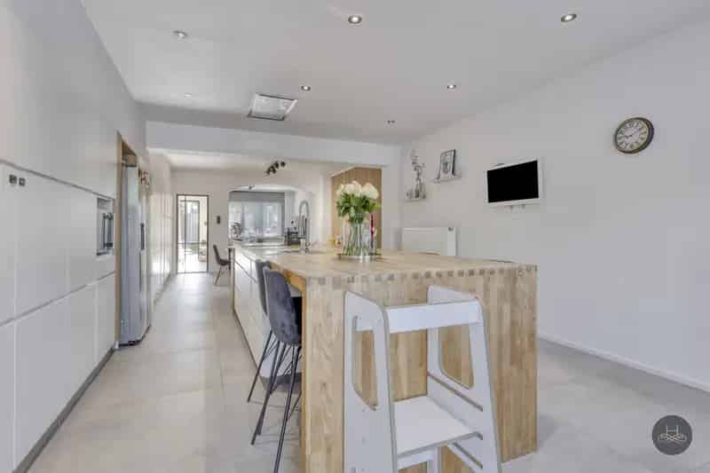 Huis te koop Edegem: gerenoveerde woning met zwembad