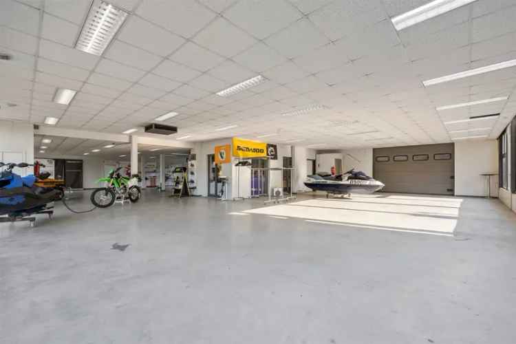 Uitstekend gelegen commercieel gebouw met showroom + werkplaats van in totaal 633m²