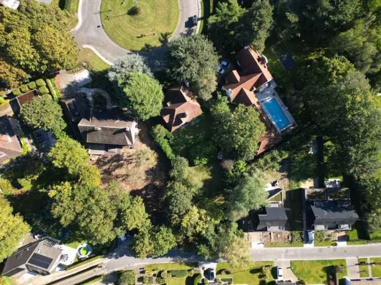 Perceel bouwgrond van 694 m2 op een gunstige locatie nabij het centrum van de stad.