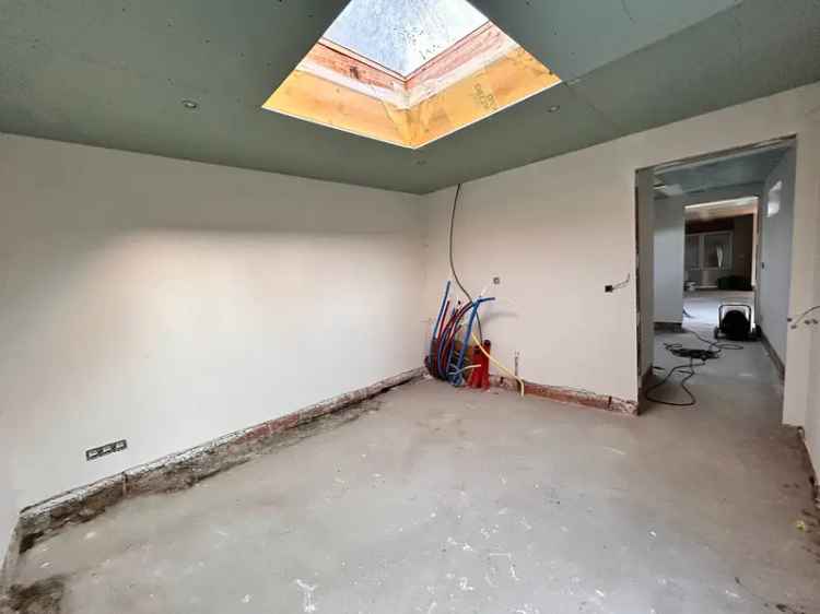Huis te Koop Moorsele: Gerenoveerde Woning met Uitweg en Garage