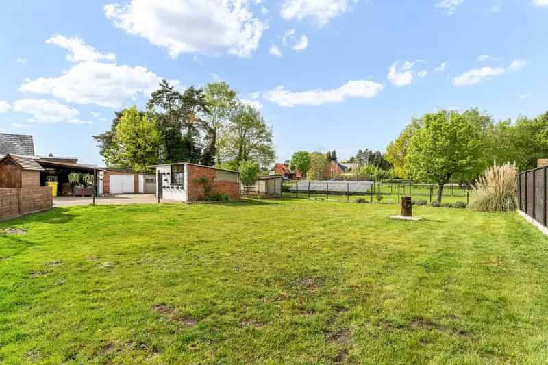 Huis te koop met winkelruimte en grote tuin