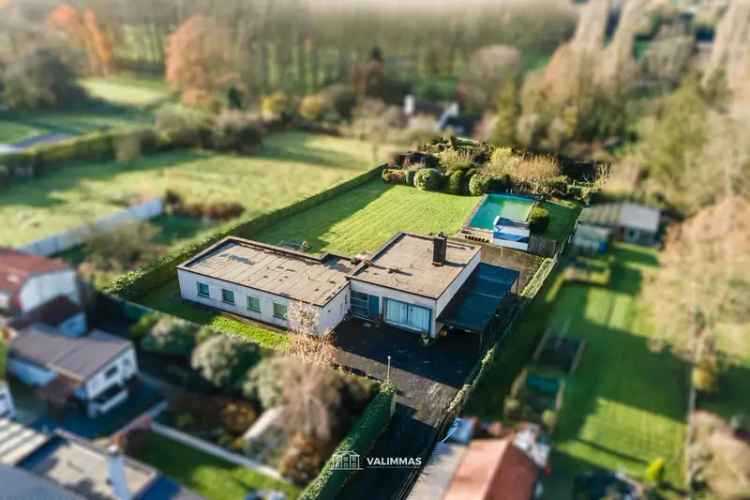 Uniek gelegen villa-bungalow met grote tuin en zwembad...