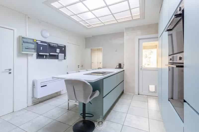 Op te frissen woning met vernieuwde structuur, zonnepanelen en zuidgerichte tuin