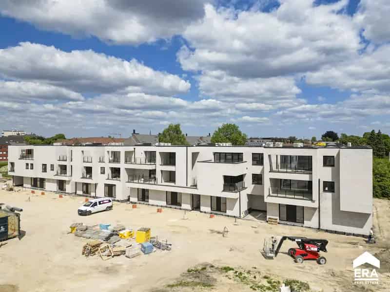 Penthouse te koop Lommel: Ruim appartement met terras in groen park