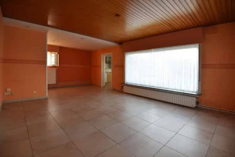 Bungalow met bijgebouwen te Adegem