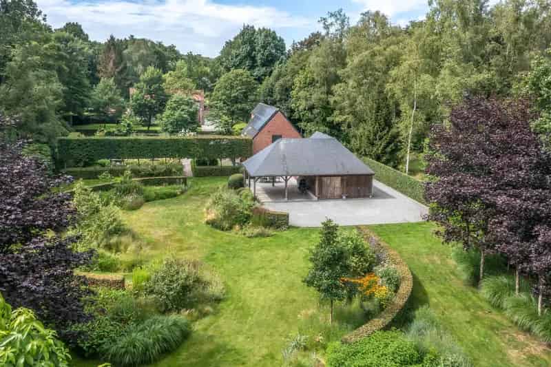 Te renoveren villa met 3348m2 tuin en vijver