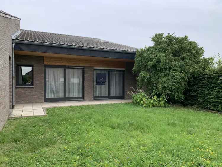 Ruime woning met 4 magazijnen