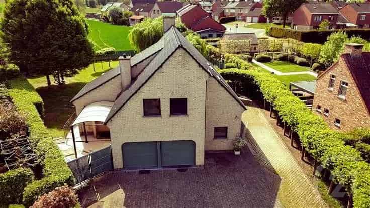 Villa te koop met zwembad en tuin Bever