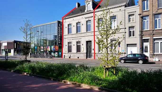 Te koop kantoorgebouw in Roeselare met authentieke renovatie