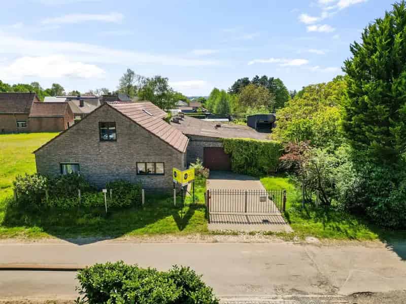 Charmante woning met garage en bijgebouwen 2435m²