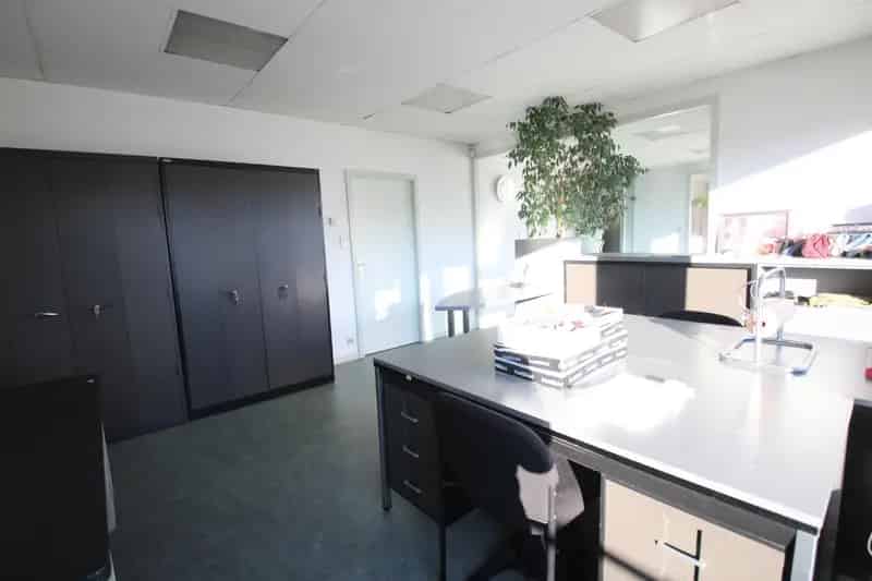 Kantoor 170m²  Loods 225m² te huur Ieper