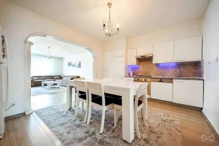 Gelijkvloersappartement met tuin en garage nabij centrum