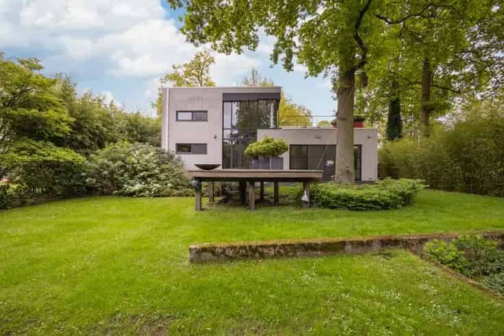 Villa Te Koop: Moderne Architectuur in Groene Omgeving