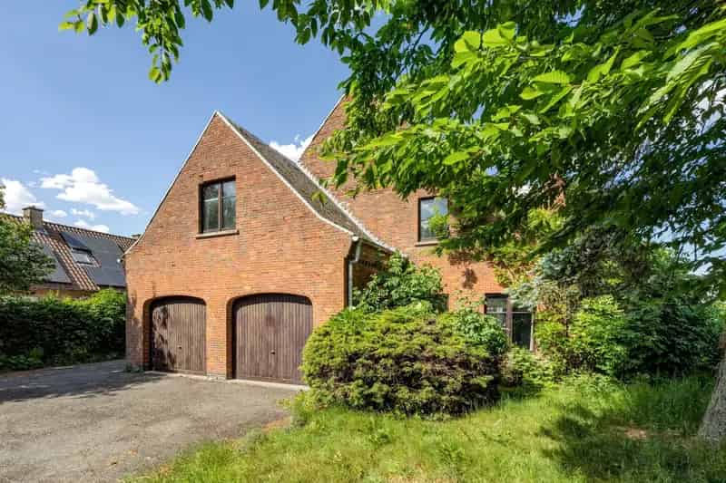 Villa te renoveren 4 slaapkamers dubbele garage 961m²