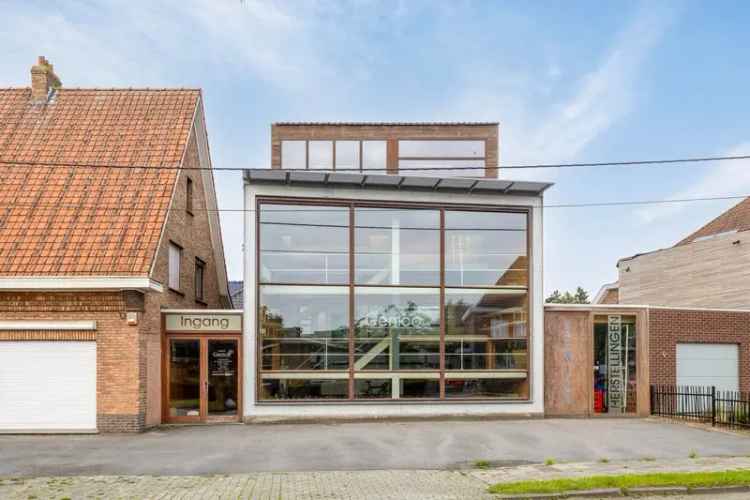 Ruime woning met handelspand in hartje van Sleidinge