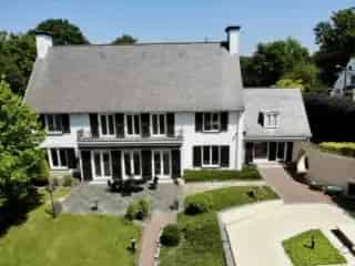 Villa 680m² Loverval Piscine Jardin 6 Chambres