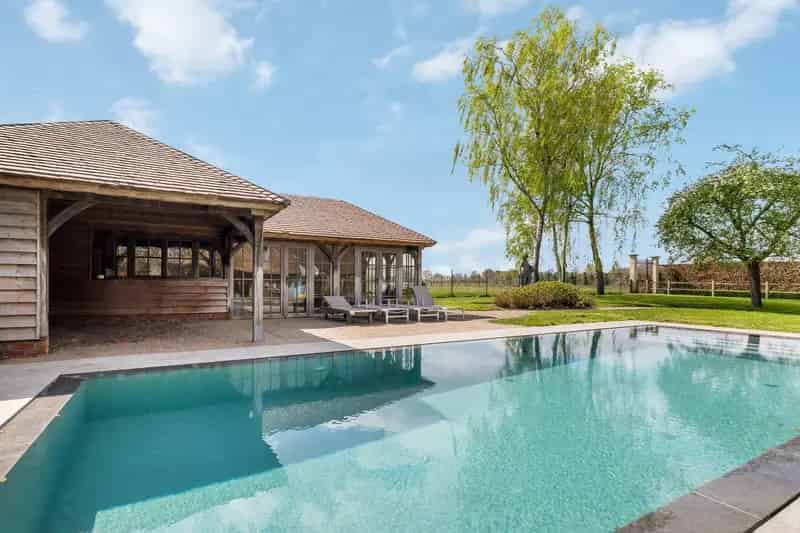 Landelijke hoeve te koop: gerenoveerd met zwembad en 2,7ha grond