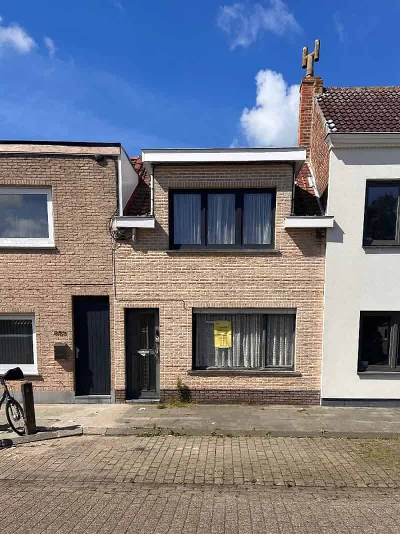 Te renoveren stadswoning met tuin nabij strand