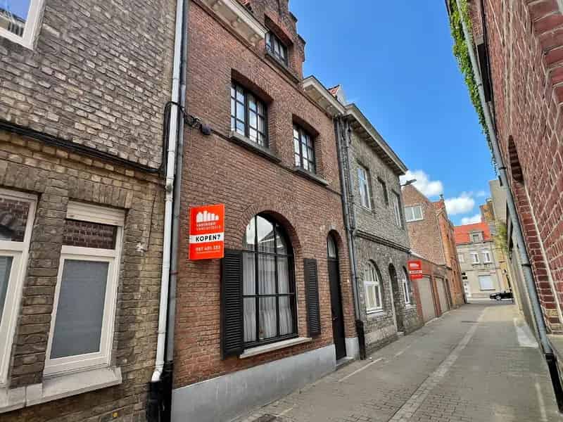 Te renoveren woningen met tuintje in Ieper