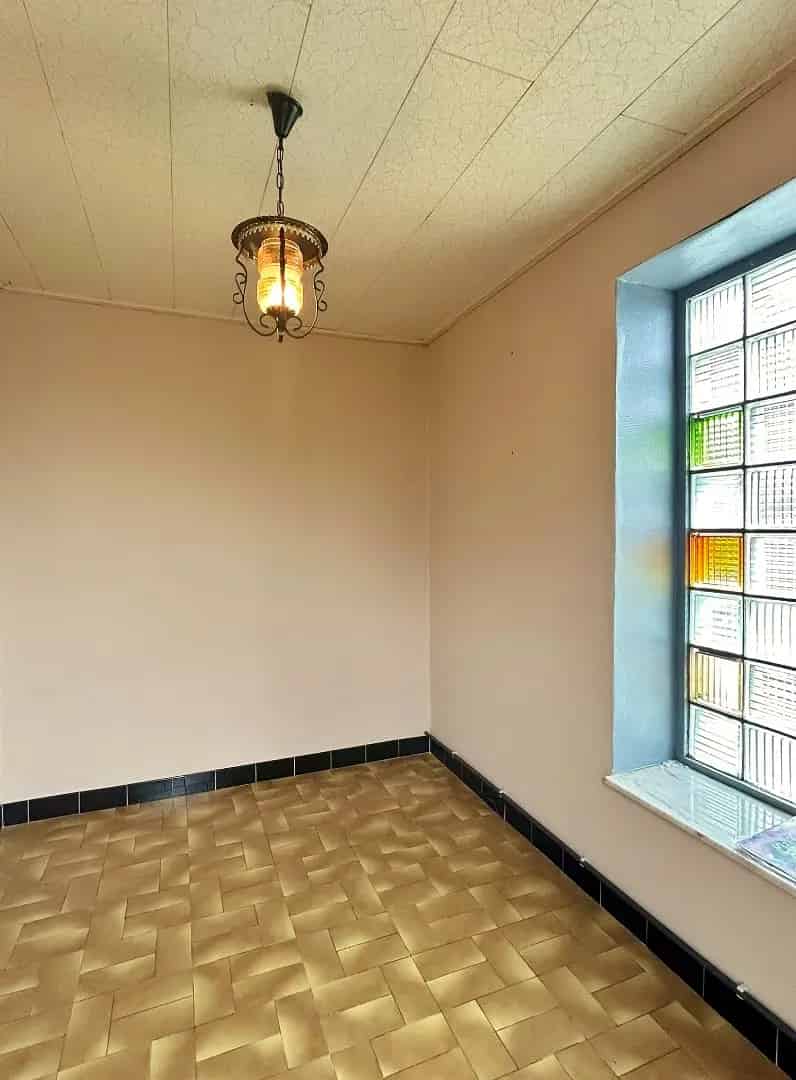 Huis te koop: 3 slaapkamers, 2 garages, ruime tuin en zonnepanelen