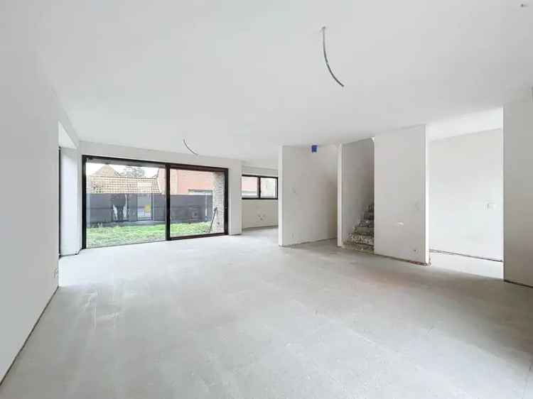 half open BEN woning met 3 slaapkamers en garage op perceel van 320m²