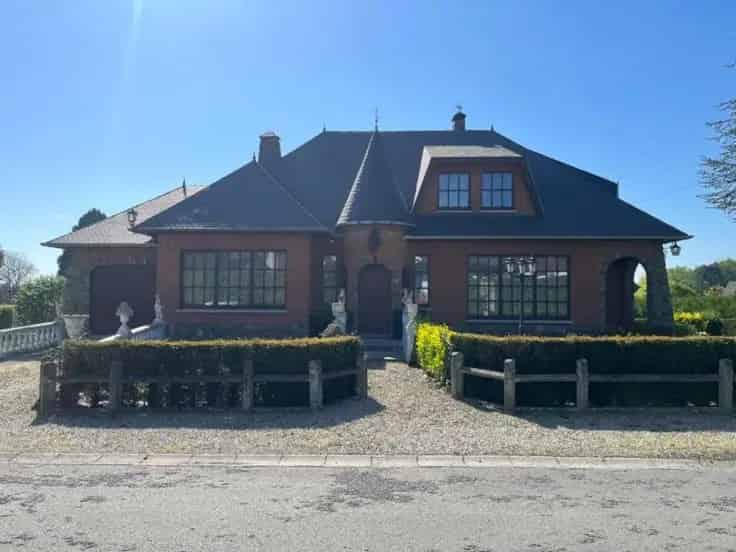 Villa Te Koop: Karaktervolle woning met tuin en garage