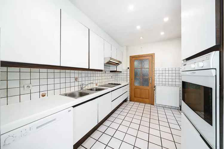Huis te koop: Bel-"tage 250m

2, 5 slaapkamers, tuin, garage
