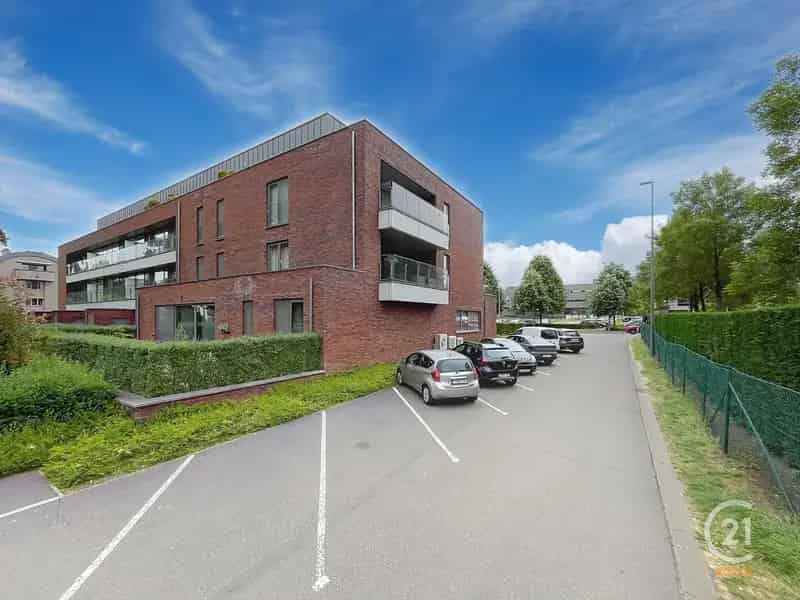 Commercieel gelegen handelsgelijkvloers met 3 privé-parkings