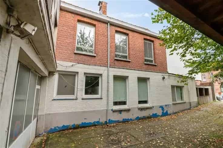 Te renoveren woning met magazijn en perceelgrond te Merksem