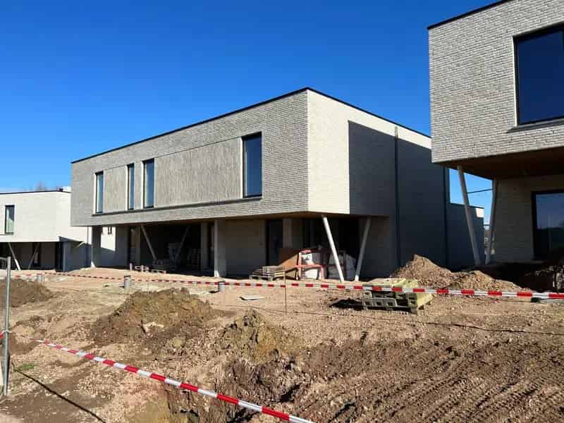 Moderne Nieuwbouwwoningen met Grote Tuin te Koop
