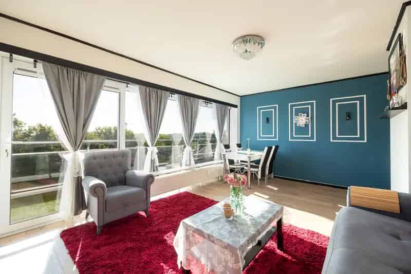 Gerenoveerd 2 Slaapkamer Appartement met Terras te Koop
